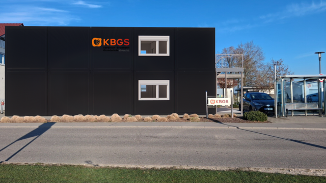 So soll der zweigeschossige Erweiterungsbau in Modulbauweise für die Korbinian-Brodmann-Grundschule aussehen. | Foto: Algeco GmbH