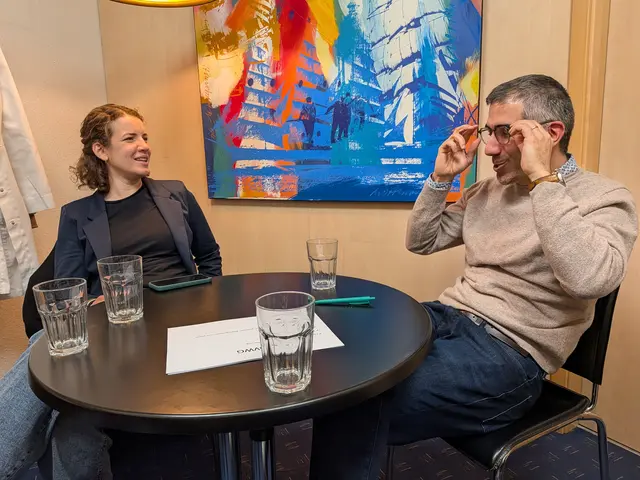 Murat Baskur erläutert Lina Seitzl, was Apotheker und Inhaber von Apotheken derzeit Probleme bereitet und warum der aktuelle Gesetzesentwurf des ApoVWGs laut ihm noch Schwächen habe.  | Foto: Sebastian Ridder