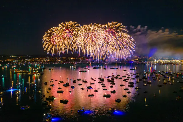 Das Seenachtfest zieht jedes Jahr tausende Besucher an. In diesem Jahr gibt es einige Änderungen am Programm - auch beim Feuerwerk. | Foto: Achim Mendes