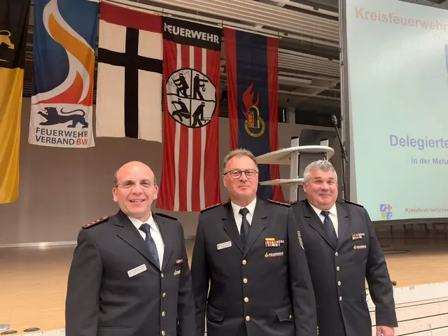 Blicken zuversichtlich auf das weitere Feuerwehrjahr 2026 (von links): Viktor Neumann (Stellv. Vorsitzender), Stefan Kienzler (Vorsitzender) und Andreas Zeller (Kreisjugendwart)  | Foto: Tara Koselka
