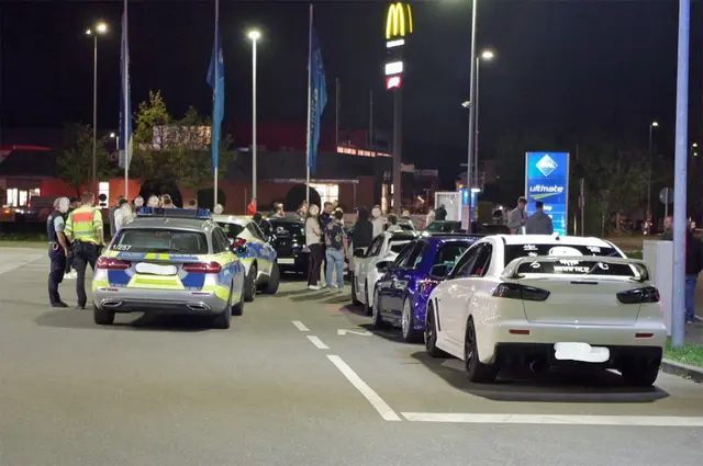 Seit Jahren kämpft Singen gegen die Tuning-Szene, die - wie hier in 2022 - über Ostern in der Stadt zusammenkommt. Auch in 2026 hat sie im Vorfeld eine Allgemeinverfügung erlassen, die Zwangsgelder und Beschlagnahmung von Fahrzeugen androht. | Foto: Archiv/Oliver Fiedler