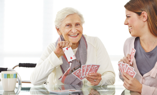 Mit den Menschen den Alltag zu gestalten, die zum Beispiel im Seniorenheim sind, gehört auch mit in die Ausbildung zur Pflegefachkraft. | Foto: Robert Kneschke - stock.adobe.com