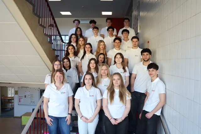 Die jobGUIDES der Robert-Gerwig-Schule sind dieses Jahr an den jobDAYS mit ihren weißen Shirts zu erkennen.  | Foto: Juleda Kadrija