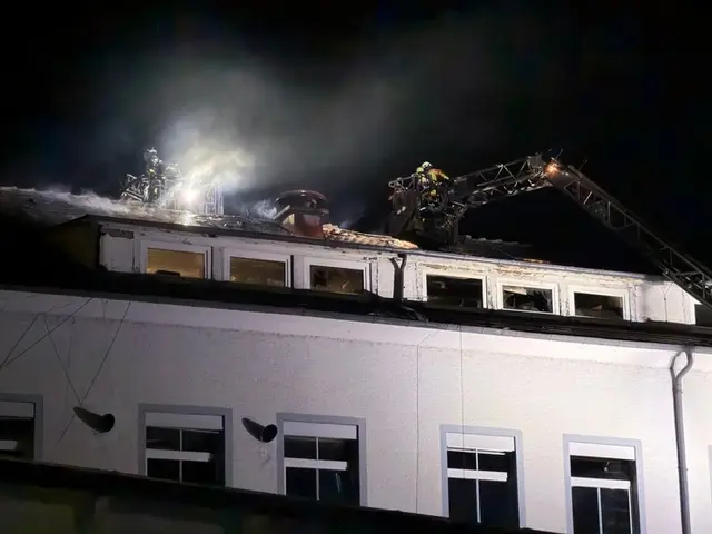 Beim Eintreffen der Feuerwehr waren Flammen im obersten Stockwerk zu sehen. | Foto: Freiwillige Feuerwehr Stockach