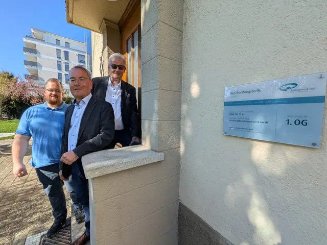 Seit dem ersten April können Menschen sich hier mit Sebastian Berghaus treffen, um über Sorgen, Nöte und alles was die Betroffenen wollen zu sprechen. Dafür arbeitet er mit der Friedenskirche und den Diakoniewerken zusammen. Von links: Pastor Jorin Jansen, Sebastian Berghaus und Geschäftsführer des Diakoniewerks der Evangelischen-Freikirlichen Gemeinden in Baden-Württemberg, Urs Bruhn.  | Foto: Sebastian Ridder