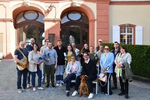 Mainau-Geschäftsführer Björn Graf Bernadotte (vorne), Bärbel Sackmann (Vorstandsvorsitzende Caritas, Mitte sitzend) und Michaela Seeger (Vorständin Caritas, Zweite von links) präsentieren mit Caritas-Mitarbeitenden EiNZIGWARE aus der Frühlingsausstellung auf Schloss Mainau. | Foto: Insel Mainau