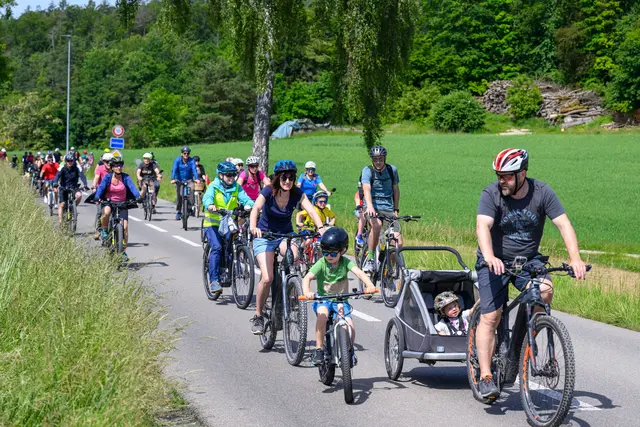 Der SlowUp Schaffhausen-Hegau ist eine Veranstaltung, die Straßen für alle Menschen auf Rädern, Rollen oder zu Fuß frei macht.  | Foto: Michael Kessler
