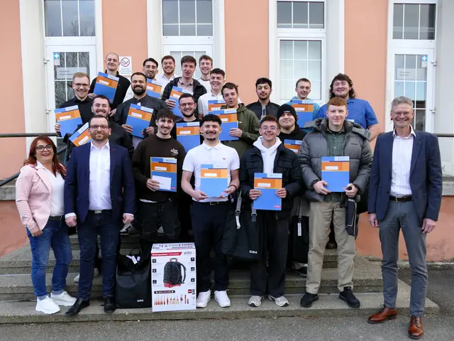 Die Junggesellen der Elektro-Innung Konstanz mit Kreishandwerksmeisterin Marilena Mangili und Benni Kaut (links) und Markus Kittl von der Thüga Energie GmbH vor Leitwarte der Thüga. | Foto: Sandra Bossenmaier/KH