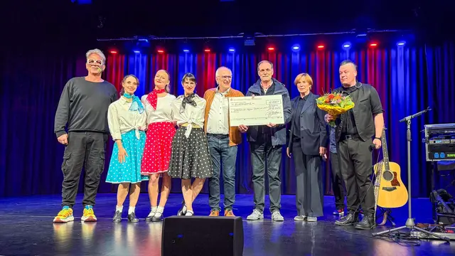 Freuten sich über die Spende für die Lebenshilfe Hegau-Bodensee (von links): Uwe Sauter (Blechblas-Ensemble Sauterei), zwei Tänzerinnen der Company Klasse mit Ines Kuhlicke, die Vorsitzenden den Lebenshilfe, Hansjörg Reichert, Peter Engelmann, Regine Achatz und Bandleader Chris Metzger. | Foto: Peter Teubner 