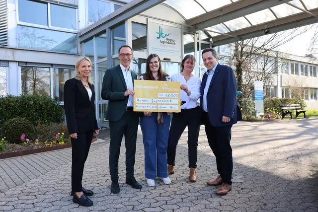 Gemeinsam viel erreichen – auch dank Spenden. Michael Back (2.v.li) überbrachte eine großzügige Spende der BBBank-Stiftung an (v.l.n.r) Barbara Martetschläger, Kfm. Direktorin, Ilona Meschenmoser und Tanja Kranz (beide Fundraising) und Personalleiter Marcus Schreiber. | Foto: Andrea Jagode