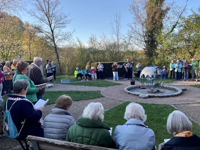 Zahlreiche Gläubige aus Singener Kirchengemeinden hatten sich zur ersten Andacht 2026 im idyllisch gelegenen, bereits 2000 anlässlich der Landesgartenschau angelegten „Garten der Schöpfung“ eingefunden, die von der Gemeinde St. Peter und Paul mit Georg und Angela Engässer sowie Ingrid Kramer (v.re.n.li) gestaltet wurde, unterstützt von Michael und Christiane Spannbauer an Gitarre und Querflöte (Bildmitte). | Foto: Bernhard Grunewald