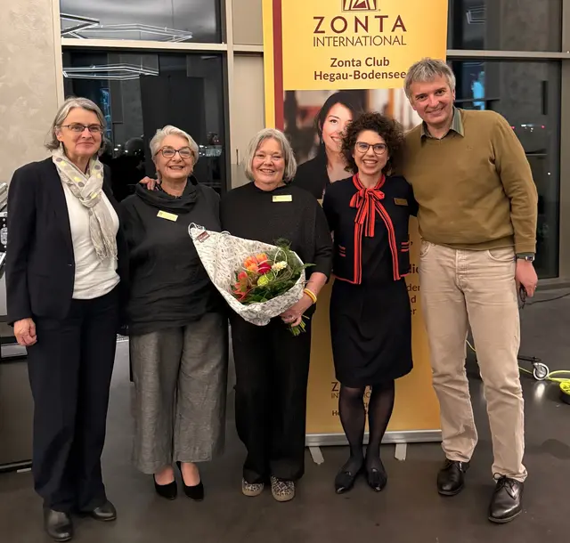 Die engagierten Frauen des Zonta Clubs freuen sich über eine gelungene Benefizlesung: (v.l.n.r.) Waltraud Reichle, Koordinatorin „Fond Frauen in finanzieller Not“, Dr. Ulrike Roczyn, 2. Präsidentin Zonta Club Hegau-Bodensee, Barbara Oppermann, Organisatorin Benefizlesung, Eva Kraus, 1. Präsidentin Zonta Club Hegau-Bodensee, und Autor Matthias Moor. | Foto: Dr. Petra Gundlach