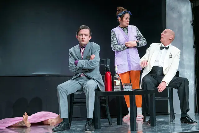 Was stimmt hier nun und wie umgehen mit einem Toten abseits der Golden Globes? Unter anderem hierüber geht es in "Stars und Sternchen" in der Färbe. | Foto: Guido Kasper