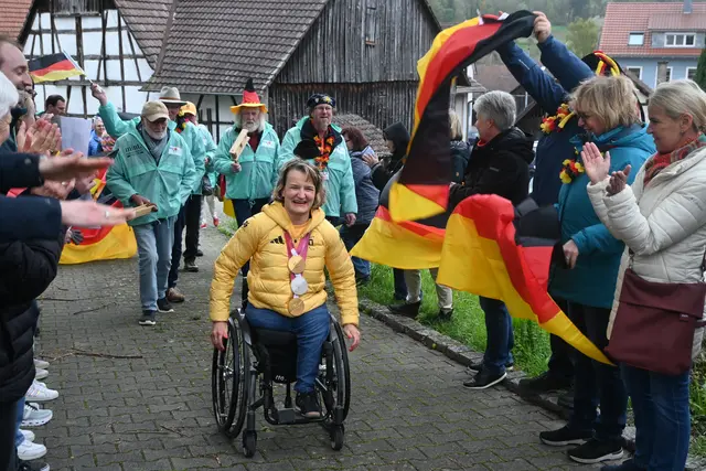 Unter wehenden Deutschlandfahnen sowie tosendem Applaus und mit ihrem Fanclub im Schlepptau wurde Para-Wintersportlerin Anna-Lena Forster in Stahringen empfangen.  | Foto: Philipp Findling