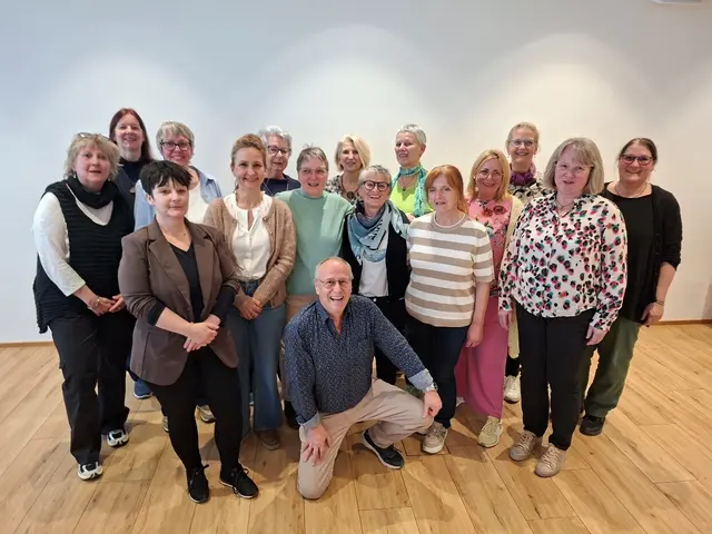 14 Ehrenamtliche Hospizbegleiter*innen mit ihren Kursleitungen Ulrike Traub (Soz.Päd.-Supervisorin) und Birgit Wiesner (auf dem Foto nicht anwesend Nadine Büttner) Koordinatorinnen vom Ambulanten Hospizdienst Horizont. | Foto: Simone Dautel