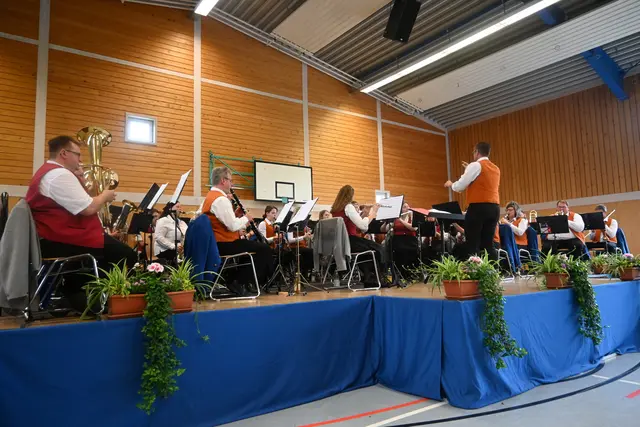 Ein hochklassiges Konzert zu deren Saisonauftakt bot die Spielgemeinschaft der Musikvereine Raithaslach-Münchhöf und Mahlspüren im Hegau seinem Publikum am 12. April in der Hochbuchhalle.  | Foto: Philipp Findling