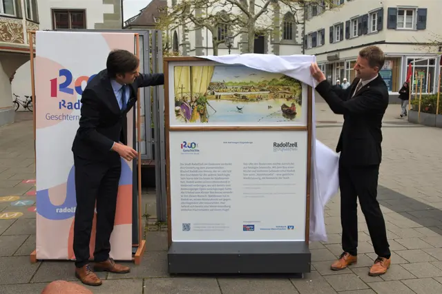 Landrat Zeno Danner (links) und OB Simon Gröger bei der Enthüllung der ersten Zeitfenster-Stele. | Foto: Philipp Findling