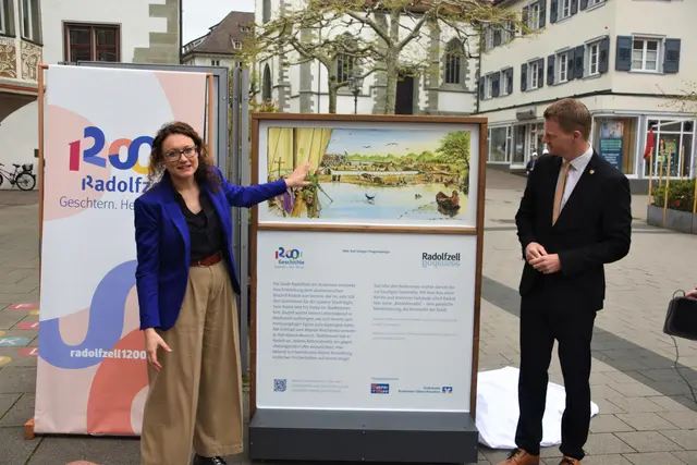Jacqueline Berl, die für die Konzeption der Zeitfenster-Stelen verantwortlich war, und OB Simon Gröger nach der Enthüllung der ersten Stele vor dem Stadtmuseum. | Foto: Philipp Findling