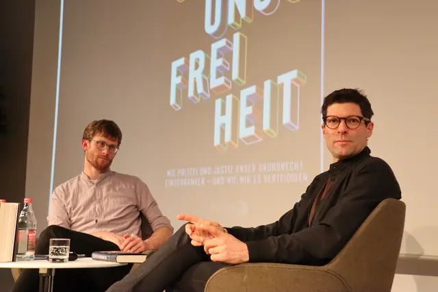 Ronen Steinke beklagt die zunehmende Kriminalisierung von Äußerungen im Netz und in der Öffentlichkeit. In der Diskussion mit dem Programmdirektor der Volkshochschule des Landkreises Konstanz, Stephan Kühnle (links), erläutert Steinke das an mehreren Beispielen.  | Foto: Sebastian Ridder