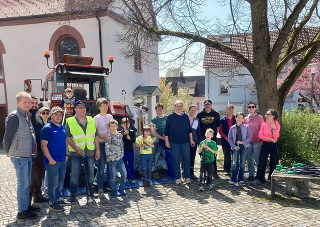 Erneut rege Beteiligung verzeichnete die Gemarkungsputzete am Samstagmorgen rings um Hausen an der Aach, sehr zur Freude von Ortsvorsteherin Claudia Ehret. Der Lindenplatz war Treffpunkt und Abschlussort der wiederum gelungenen Gemeinschaftsaktion, an der sich Jung und Alt, ganze Familien und Neubürger beteiligten. | Foto: Bernhard Grunewald