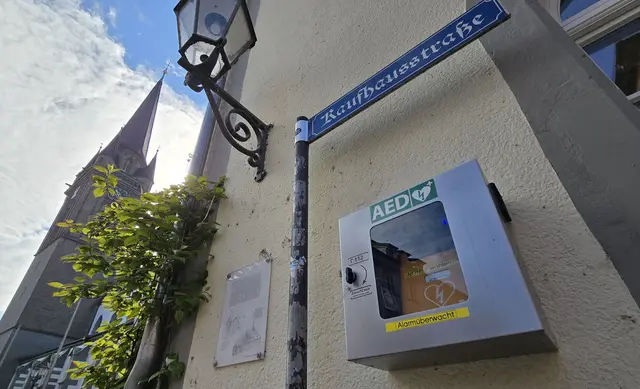 Dieser Defibrillator hängt an der Außenwand des Rathauses am Marktplatz 2/Ecke Kaufhausstraße. | Foto: Stadt Radolfzell