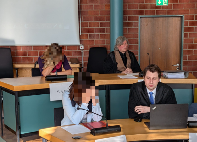 Die Lehrerinnen und ihre Verteidiger, Christian funk und Gerhard Zahner gingen in zweiter Instanz vor das Landesgericht Konstanz, um das Strafmaß nochmals zu verhandeln. Den Schuldspruch des Amtsgerichts aus 2025 akzeptierten sie. | Foto: Sebastian Ridder