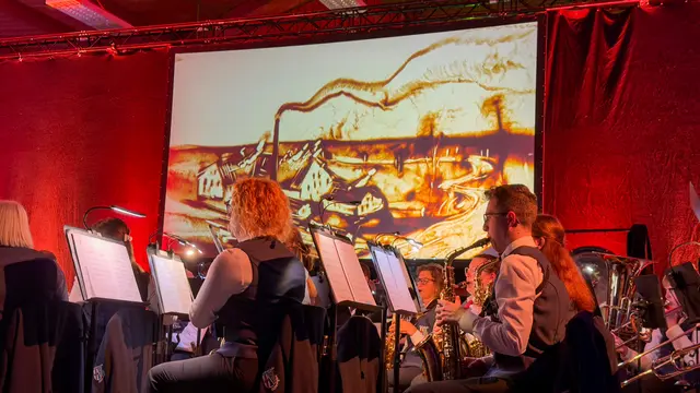 Der Musikverein Böhringen konnte seine Zuhörer auch mit der Auftragskomposition "Bricks in Fire" zur Ziegelei in Rickelshausen, zu der hier von Chris Kaiser ein beeindruckendes Sandbild entstand.  | Foto: Uwe Johnen