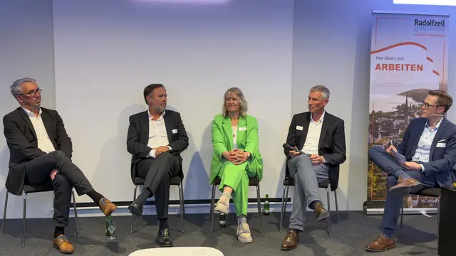 Auf dem Podium von links nach rechts: Dr. Roland Scherer, Thomas Klofac, ehemaliger Geschäftsführer der Aptar GmbH, Sonja Balodis, CEO der Schiesser GmbH, Thomas Regele, Co-Founder und Shareholder der Sybit GmbH sowie Vorsitzender des Hochschulrats der HTWG Konstanz, Emanuel Flierl, Wirtschaftsförderer der Stadt Radolfzell | Foto: Uwe Johnen