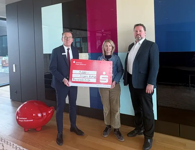 Bürgermeisterin Susen Katter mit den Vorständen der Sparkasse Hegau-Bodensee Jens Heinert und Michael Stelzer. | Foto: Sparkasse Hegau-Bodensee