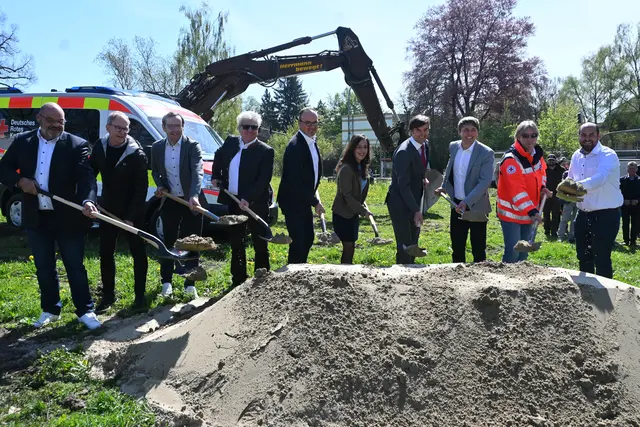 Mit der neuen Rettungswache sollen sowohl bessere Arbeitsbedingungen, als auch Erholungsmöglichkeiten für die Einsatzkräfte schaffen. In der Mitte des Bildes beim Spatenstich zu sehen sind: DRK Kreisvorsitzender Frank Hämmerle, Oberbürgermeister Uli Burchhardt, Nese Erikli (Abgeordnete und Mitglied des Finanzausschusses), Landrat Zeno Danner und Timo Petersen (Geschäftsführer DRK Konstanz). | Foto: Juleda Kadrija