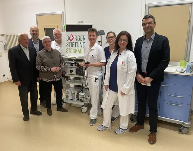 Bei der Übergabe des Bronchoskops an das Krankenhaus Stockach sind abgebildet (von links): Fritz Walk (Gerhard-Walk-Stifterfond), Wolfgang Kammerlander und Karin Bacher von der Bürgerstiftung, Dr. Wanner, Dr. Baur, Frau Pfeiffer, Dr. Peka und Herr Zimmermann vom Krankenhaus Stockach.  | Foto: Bürgerstiftung Stockach