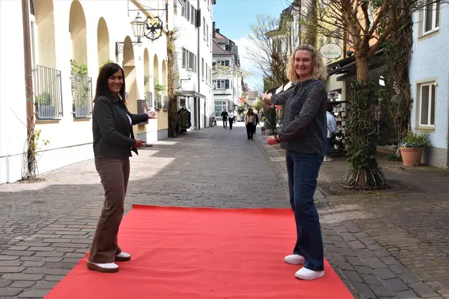 Freuen sich schon auf das Dämmer Shoppen am 8. Mai in der Zeller Innenstadt: Suse Schad (links) und Regina Wassenberg von der Aktionsgemeinschaft Radolfzell. | Foto: Philipp Findling