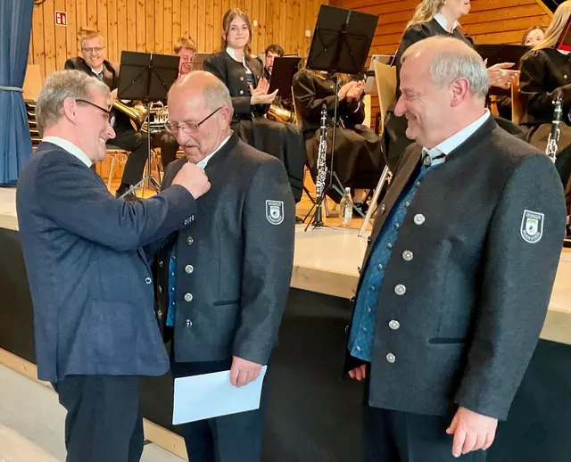 Bezirksvorsteher Thomas Martin  zeichnete Friedbert Zeiher für seine 50jährige aktive Mitgiedschaft im Musikverein Orsingen e.V. 1897 mit den Goldenen Ehrennadeln vom Bund Deutscher Blasmusikverbände und des Blasmusikverbandes Hegau-Bodensee aus. MV-Prösident und Laudator Andreas Fritschi dankte dem Jubilar herzlich für seine Verdienste und Vorbildfunktion, worauf eine stehende Ovation erfolgte. | Foto: Bernhard Grunewald