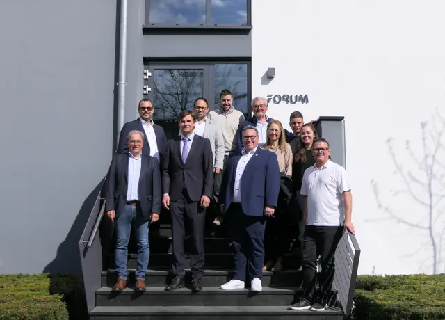 Landrat Zeno Danner und Bürgermeister Patrick Krauss mit der Geschäftsführug der Firma Extrutec GmbH sowie kommunale Vertreter. | Foto: Extrutec GmbH