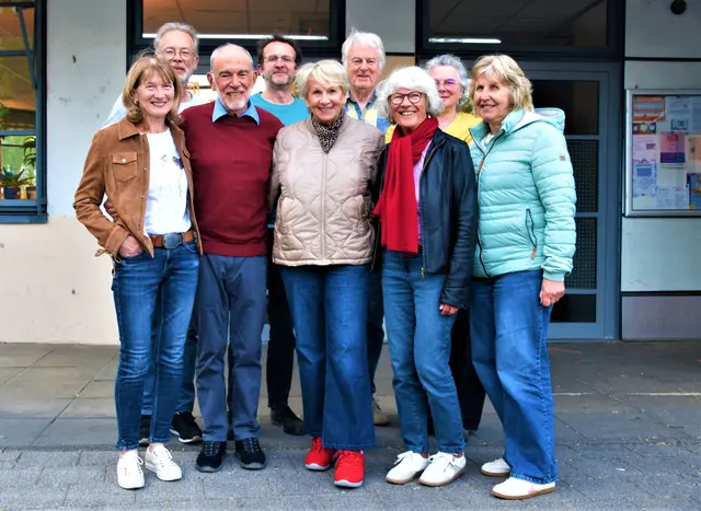 Sehen sich bei den Tafeln im Landkreis einer neuen Herausforderung gegenüber (von links): Margot Kammerlander (Tafel Stockach), Axel Schädler (Tafel Engen), Willy Wagenblast (Kassierer), Clemens Gnädinger (Singen), Anita Hoffmann (Tafel Konstanz), Udo Engelhardt (erster Vorstand), Renate Schwarz-Massat (Schriftführerin), Christine König-Ghazouani (Tafellager) und  Susanne Hiltner (Tafel Radolfzell) | Foto: Philipp Findling