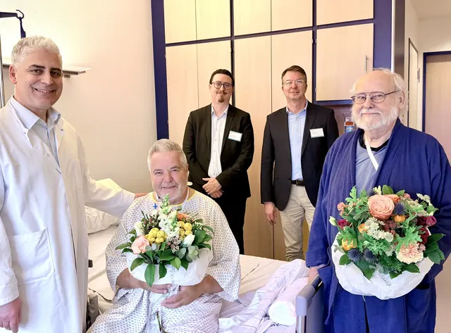 PD Dr. Anas Aboud (Chefarzt der Klinik für Herz- und Gefäßchirurgie), Thomas Beringer (Kaufmännischer Direktor des Klinikums Konstanz) und Bernd Sieber (Geschäftsführer des GLKN) mit den ersten Patienten der Klinik für Herz- und Gefäßchirurgie. | Foto: GLKN