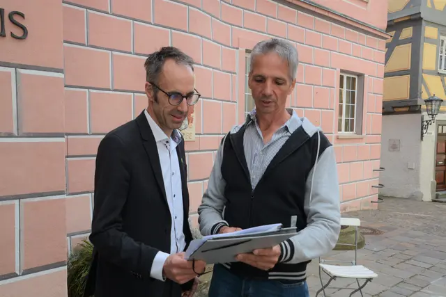 Mit Interesse lässt sich Bürgermeister Frank Harsch (links) von Alexander Stelling, Vorsitzender des Veloclubs Hohentwiel Singen, den Streckenverlauf der Süddeutschen Meisterschaften erklären, die am 2. und 3. Mai in und bei Engen stattfinden. | Foto: Tobias Lange