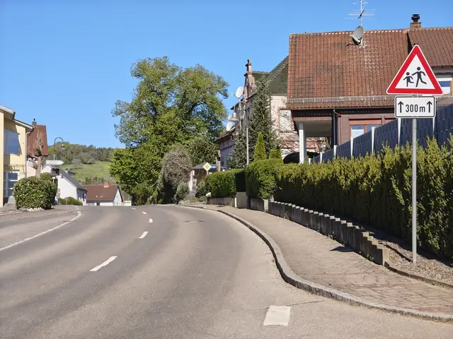 Auf einem Teil der L224 durch Anselfingen könnte eine Geschwindigkeitsbegrenzung auf 30 Kilometer pro Stunde eingeführt werden. | Foto: Anja Kurz