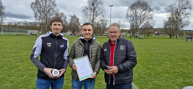 Der neue Vorstand des FC Hohenfels-Sentenhart, Thomas Braunwarth (links) freut sich gemeinsam mit Thomas Gäng (rechts/Ehrenamtsbeauftragter des Fußballbezirks Bodensee beim SBFV) über die DFB-Ehrung für Manuel Hahn (Mitte). | Foto: Thomas Braunwarth