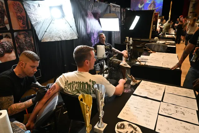 Aussuchen, Termin machen und wenig später vorbeikommen. Der Weg zum Tattoo ist kurz auf der Singener Tattooconvention. | Foto: Sebastian Ridder