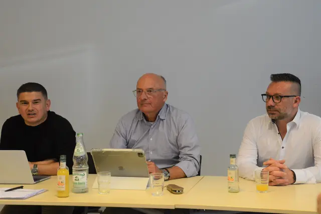 Noch bis Jahresende 2026 und der Auflösung von City Ring im Amt: Schriftführer und Kassier Sascha Mark (von links), Vorsitzender Wilfried Trah und zweiter Vorsitzender Philipp Künz. | Foto: Tobias Lange