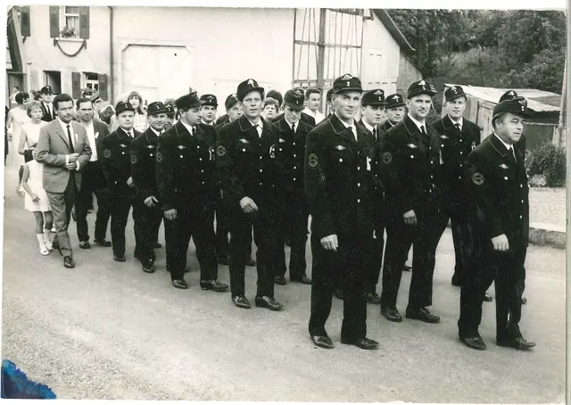 Die Kameraden der Feuerwehr Zoznegg bei einer Parade im Jahr 1967. Es ist eines der ältesten Bilder, die es von der Wehr gibt. | Foto: Feuerwehr Zoznegg