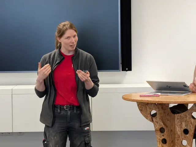 Isabel Flad hat sich im dritten Semester Energiewirtschaft gegen das Studium und für eine Ausbildung als Glaserin entschieden. Die 31-Jährige ist mittlerweile Meisterin war zwischenzeitlich Produktionsleiterin, bevor sie zu Fensterbau Lauber ging.  | Foto: Sebastian Ridder