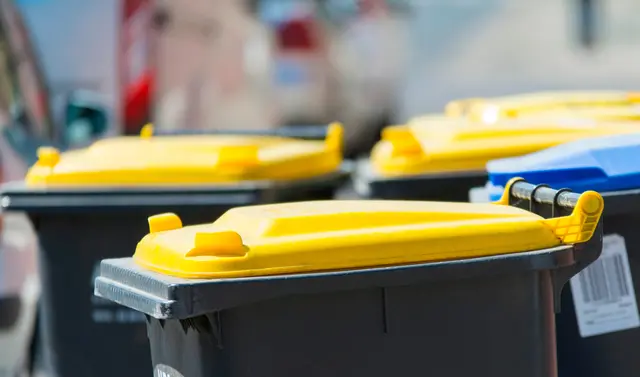 Die gelben Tonnen wurden zum Jahr 2025 in 14 Städten und Gemeinden im Landkreis Konstanz eingeführt. Die Tonnen gehen zwar nicht mehr so einfach kaputt wie gelbe Säcke, doch die begrenzten Füllmengen sorgten bei Bürgern in der Region für Verunsicherung.  | Foto: adobe stock/chris