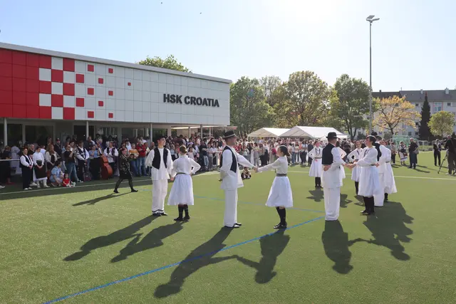 Der Verein HSK Croatia Singen feiert sein 55-jähriges Bestehen mit traditionellen Volkstrachten der Kroaten, Tänzen und einer Menge Ehrengästen vor dem neuen Vereinsheim.  | Foto: Sebastian Ridder