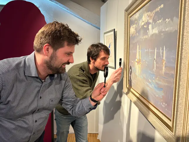 Museumsleiter Julian Windmöller (links) und Museumspädagoge Philipp Güntert laden ein zur nächsten Ausstellung im Stockacher Museum. Neben der Kunst wird es viele Mitmachangebote und Hintergrundinformationen geben. | Foto: Tobias Lange