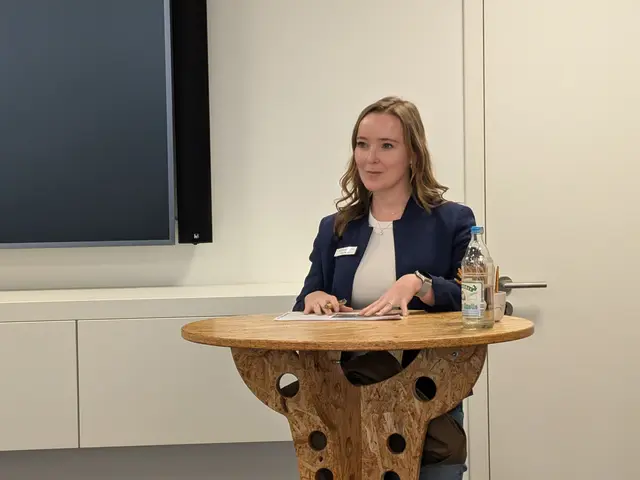Julia Wörner, von der Agentur für Arbeit, möchte Schülern Unsicherheiten bei der Wahl einer Ausbildung nehmen. Laut ihr orientieren sich viele junge Menschen nämlich erstmal daran, weiter Schule zu machen, nach dem ersten Abschluss.  | Foto: Sebastian Ridder