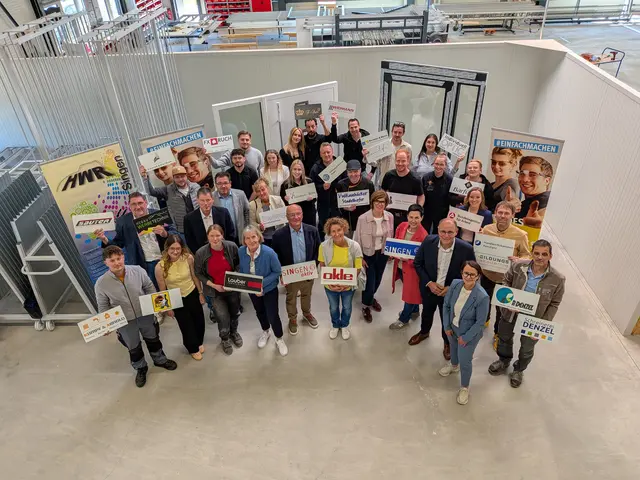 Eine Menge Ausbildungsbetriebe, die die beteiligten Firmen und Organisatoren des Tags des offenen Handwerks in der Werkshalle von Fensterbau Lauber präsentieren. Beim Tag am Freitag, 8. Mai, werden insgesamt 36 Unternehmen einen Einblick bei sich anbieten.   | Foto: Sebastian Ridder
