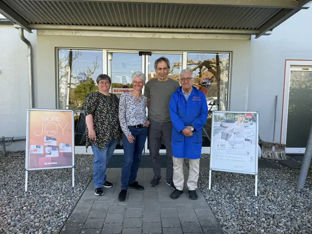 Das Team vom Nähmaschinen Höss freut sich auf zahlreiche BesucherInnen beim Gartenfest. Inhaberin Claudia Bregenzer (zweite von links) mit ihrem Team. Es fehlen Brigitte Henselmann, Sigrith Thiele (Verkauf) und Hartmut Klingenberg (Werkstatt). | Foto: Juleda Kadrija