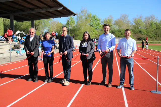 Mit dem obligatorischen Durschneiden des roten Bandes gaben (von links) Stadtbaumeister Matthias Distler, die TV-Vorsitzende Marita Kamenzin, Bürgermeister Frank Harsch, Fachplanerin Katja Wessel, Hauptamtsleiter Jochen Hock und Ole Wangerin, Konrektor des Gymnasiums Engen, das Kommando: «Bahn frei!». | Foto: Corinna Kraft